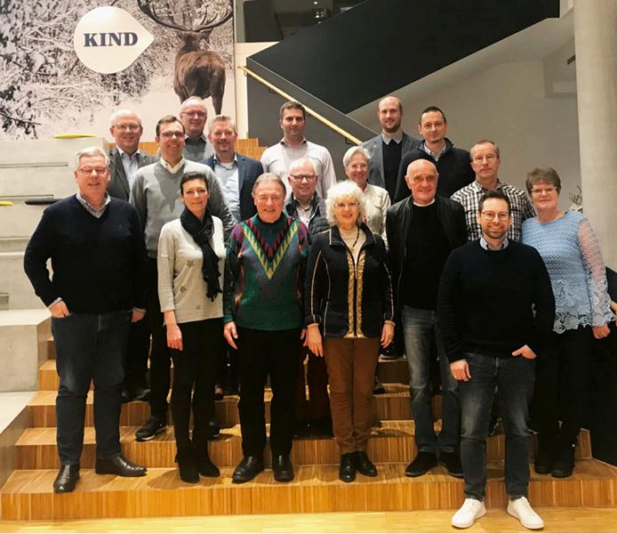 Die Teilnehmer des WIR Stammtisches in der KIND Zentrale und Ausbildungszentrum in Burgwedel zusammen mit Martin Kind.