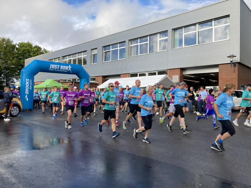 große Gruppe von Läufern am Start