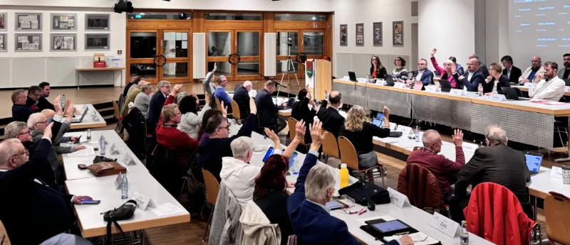 Abtimmung über Haushalt im Laatzener Stadtparlament. Abgeordnete heben die Hand.