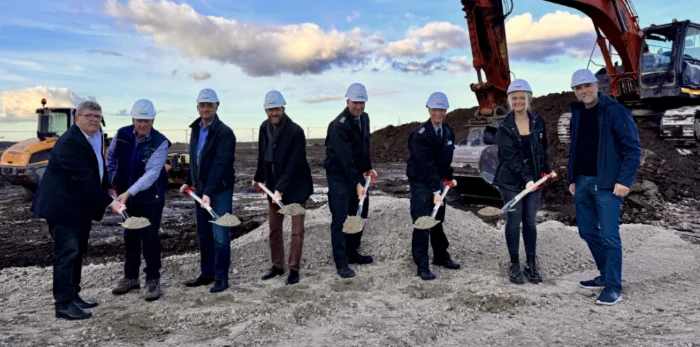 LAATZEN Spatenstich für das neue Feuerwehrgebäude für Ingeln Oesselse. Eine Gruppe steht mit Schaufeln in einem Sandhaufen.