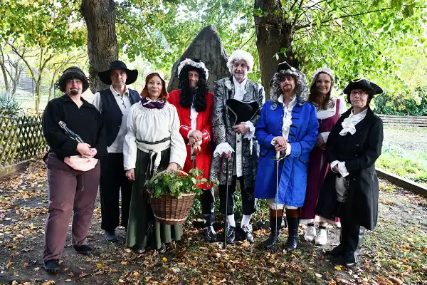 Stadtführer ab 2026 Graf Asmus von Lathusen alias Asmus Weber posiert in alten Kostümen mit anderen Darstellern
