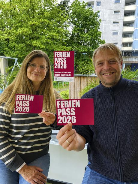 Evelyn Dernoscheck und Tobias Gronemann vom Kinder  und Jugendbuero der Stadt Laatzen präsentieren den Ferienpass 2026